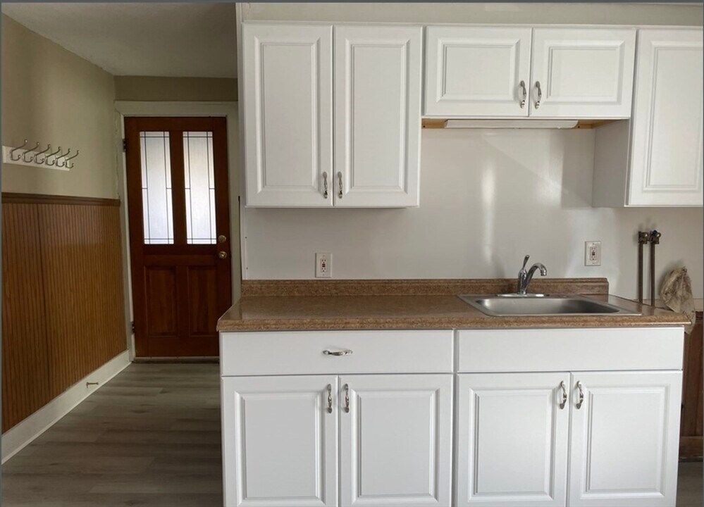 47 Edgewater Ave in Shrewsbury, MA - Building Photo