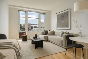 331 E Houston St in New York, NY - Building Photo