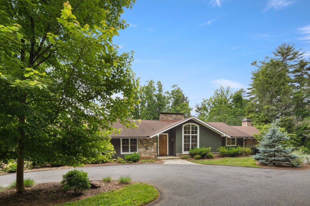 85 Forest Rd in Asheville, NC - Building Photo