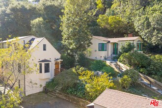 3705 Fredonia Dr in Los Angeles, CA - Building Photo - Building Photo