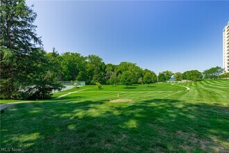 1 Lakeshore Blvd in Bratenahl, OH - Building Photo - Building Photo
