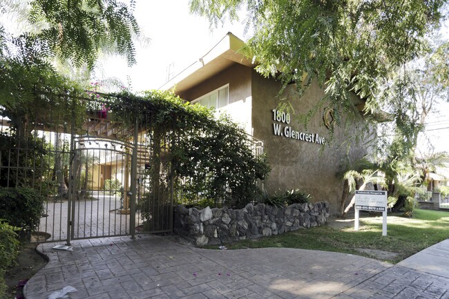 Glencrest Palms Apartments in Anaheim, CA - Foto de edificio - Building Photo