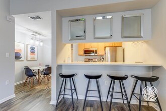 2738 W Tharpe St in Tallahassee, FL - Foto de edificio - Building Photo