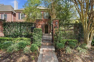 3210 Maroneal St in Houston, TX - Building Photo