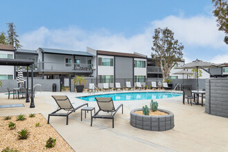 The Edward Apartments in Westminster, CA - Foto de edificio - Building Photo