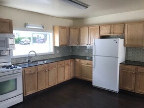 52 Center St, Unit Right Unit in Geneseo, NY - Building Photo - Building Photo