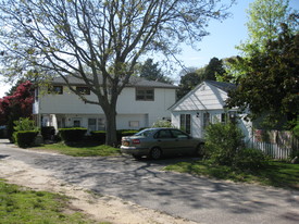 24 Penny Ln in Hampton Bays, NY - Foto de edificio - Building Photo