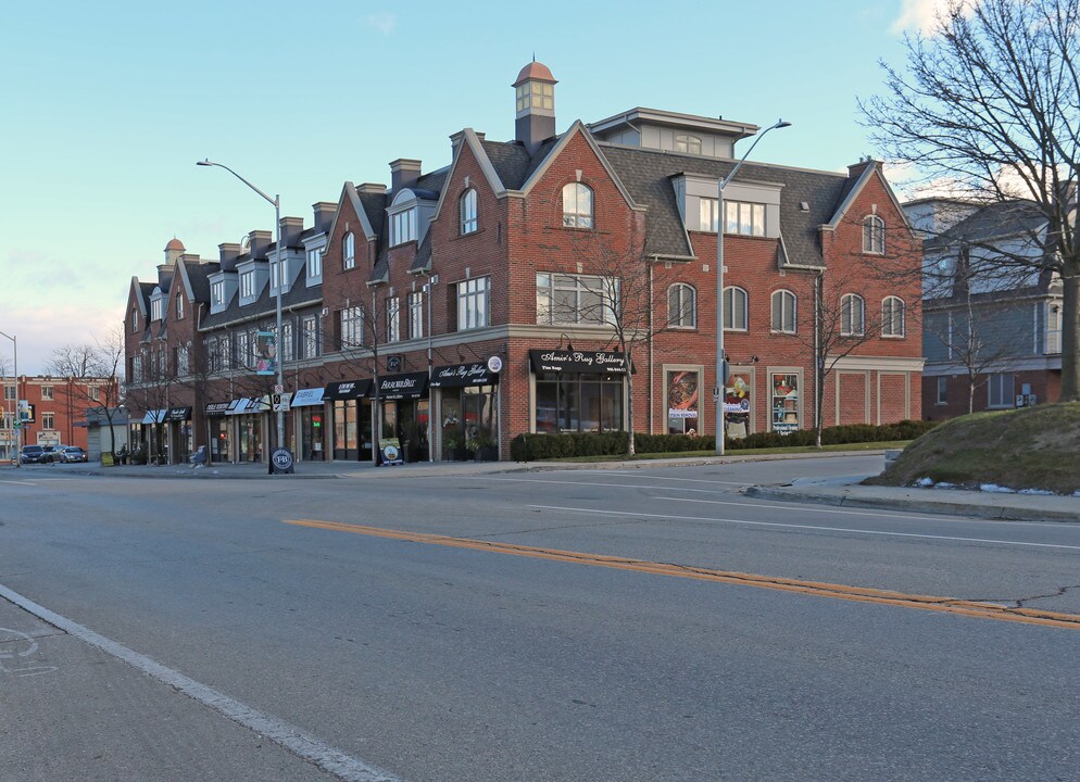 76-94 Lakeshore Rd W in Oakville, ON - Building Photo