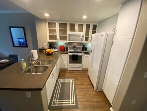 9253 Regents Rd in San Diego, CA - Building Photo - Building Photo