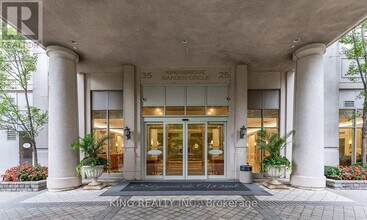 25 Kingsbridge Garden Cir in Mississauga, ON - Building Photo - Building Photo