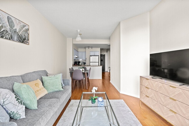 7524 Lake Shore Blvd W in Toronto, ON - Building Photo - Building Photo