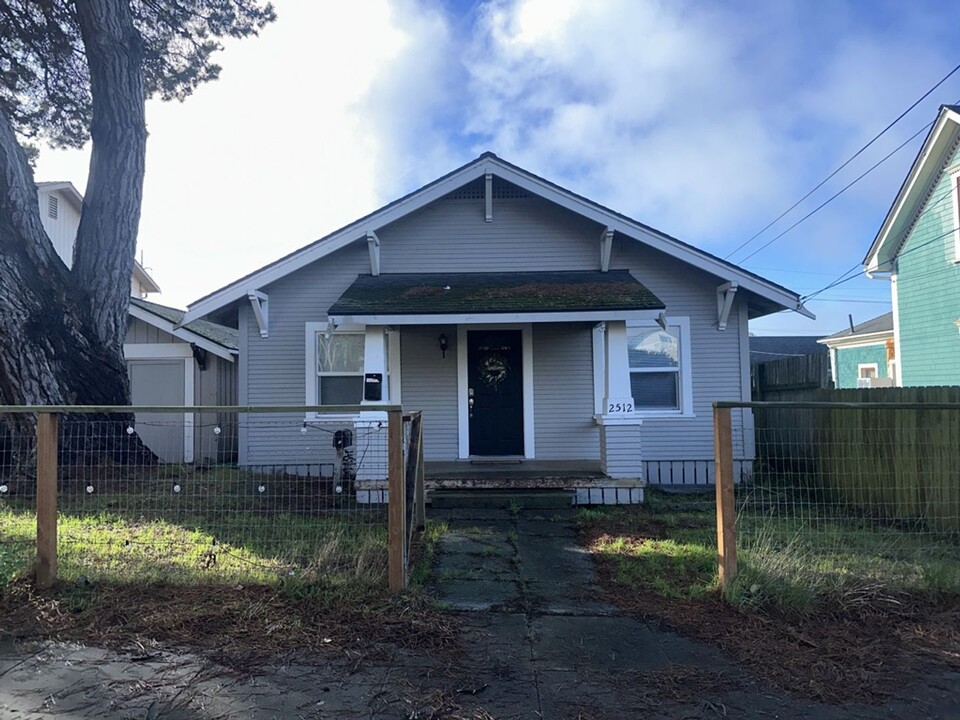 2512 Albee St in Eureka, CA - Foto de edificio