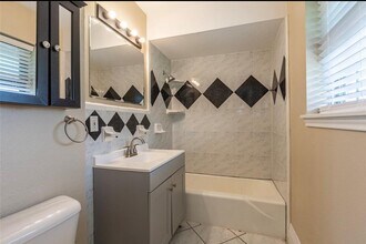 1350 Strawberry St in League City, TX - Foto de edificio - Building Photo