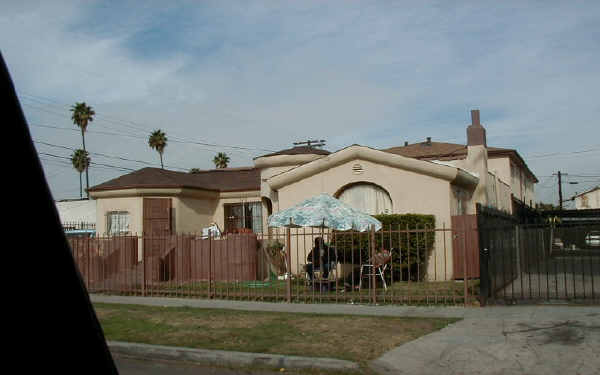 615 E 80th St in Los Angeles, CA - Building Photo