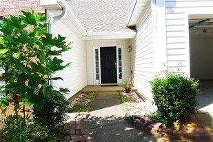 327 Lee Miller Dr in Suwanee, GA - Building Photo