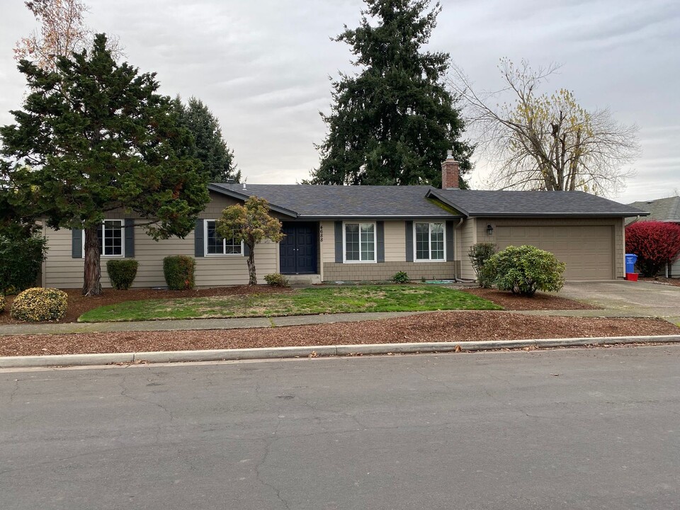 4688 Treeside Dr NE in Salem, OR - Foto de edificio