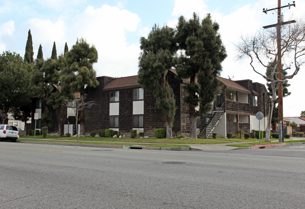 16920 Clark Ave in Bellflower, CA - Building Photo