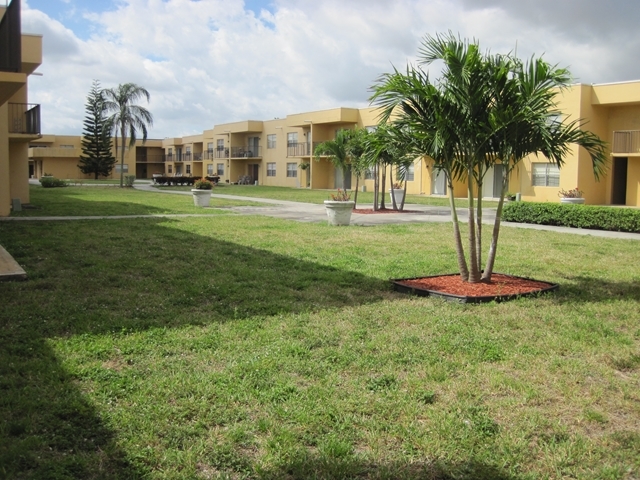 Miami Gardens in Miami, FL - Foto de edificio - Building Photo