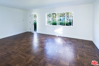 5420 Village Grn in Los Angeles, CA - Building Photo - Building Photo