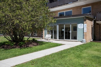 Lake Street Apartments in Sault Ste Marie, ON - Building Photo - Building Photo