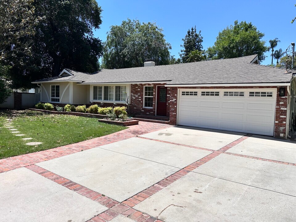 5369 Topeka Dr in Tarzana, CA - Building Photo
