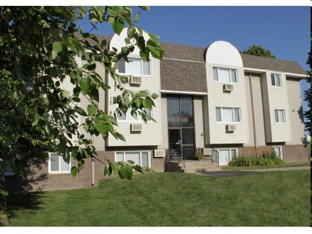 Douglas Park Apartments in Urbandale, IA - Foto de edificio