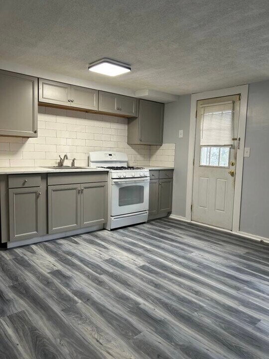 101 Lily St, Unit 2nd Flr in Paterson, NJ - Building Photo