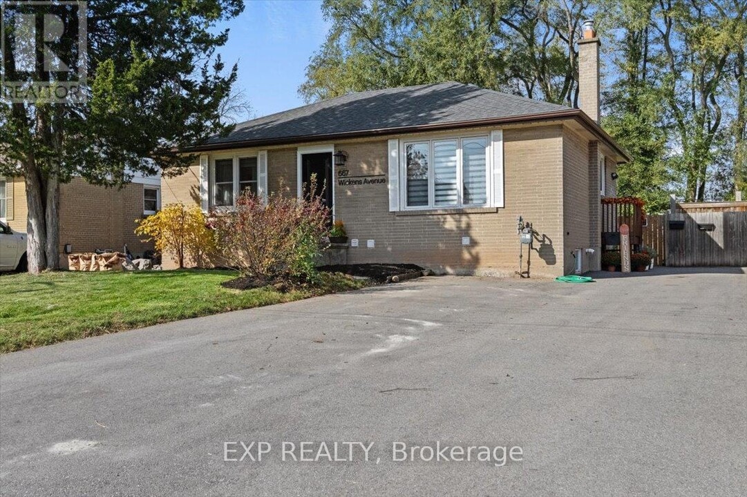 667 Wickens Ave in Burlington, ON - Building Photo