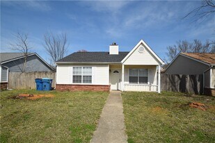 207 SE 16th St in Bentonville, AR - Building Photo