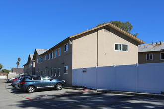 Barclay Square Apartments in San Diego, CA - Building Photo - Building Photo