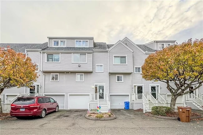 property at 95 Country Pl