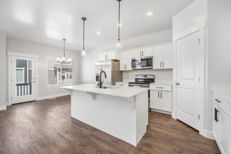 1051 N Freeman Dr in Saratoga Springs, UT - Building Photo - Building Photo