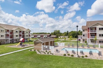 Pine Grove Estates in Baxter, MN - Foto de edificio - Building Photo