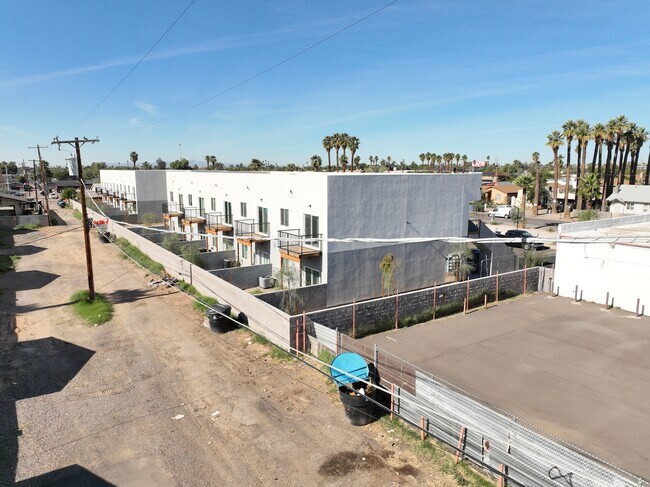Adams Place in Phoenix, AZ - Building Photo - Building Photo