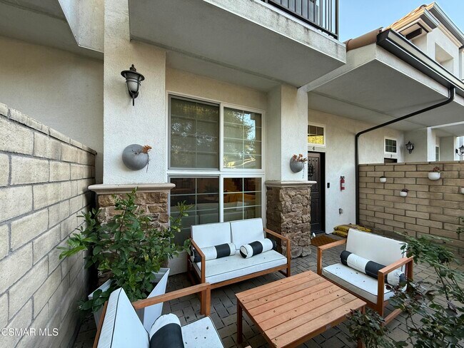 3236 Royal Oaks Dr in Thousand Oaks, CA - Building Photo - Building Photo