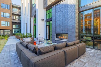 10505 Deerwood Rd in Houston, TX - Foto de edificio - Building Photo