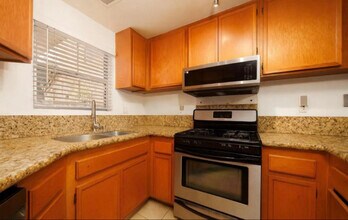 9205 Camino Del Verde in Santee, CA - Foto de edificio - Building Photo