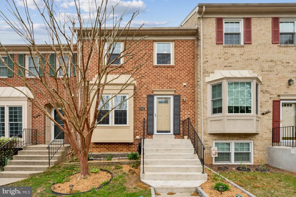 9769 Lakepointe Dr in Burke, VA - Building Photo