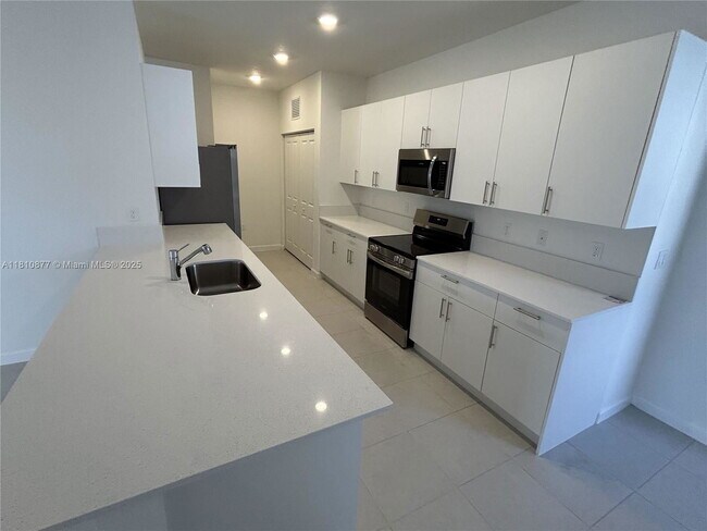 3000 Park Pl in Dania Beach, FL - Building Photo - Building Photo