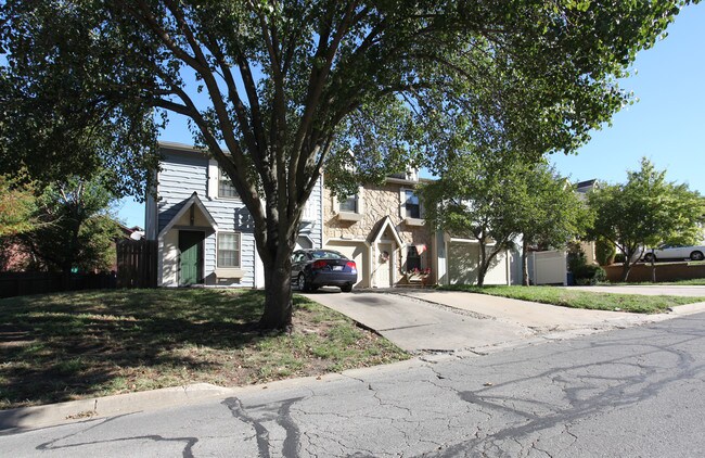 Stone Meadows in Lawrence, KS - Building Photo - Building Photo