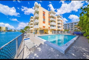 7900 Tatum Waterway Dr, Unit 314 in Miami Beach, FL - Building Photo