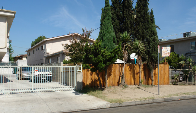 6851 Agnes Ave in North Hollywood, CA - Foto de edificio - Building Photo