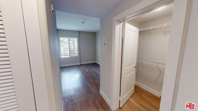 1040 Glendon Ave in Los Angeles, CA - Building Photo