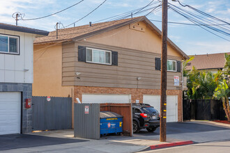 7722 Cypress Dr in Huntington Beach, CA - Foto de edificio - Building Photo