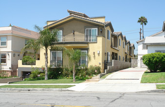 727 E Cypress Ave in Burbank, CA - Foto de edificio - Building Photo