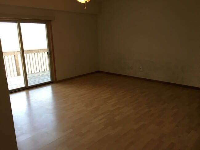 131 Oakridge Ave, Unit 10 in Hills, IA - Building Photo - Building Photo