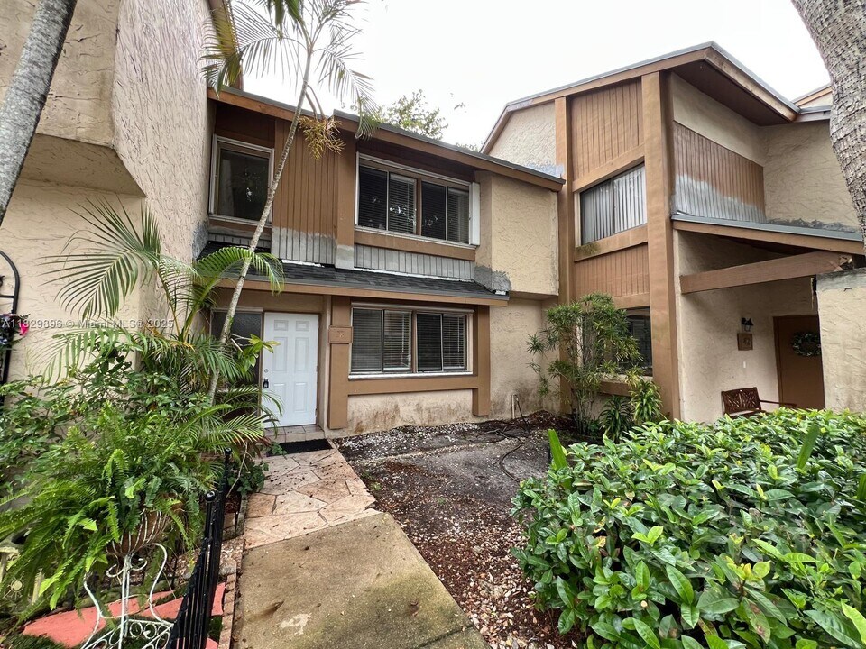 38 Wimbledon Lakes Dr in Plantation, FL - Building Photo