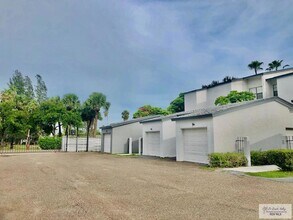 322 McFadden Dr in Brownsville, TX - Foto de edificio - Building Photo