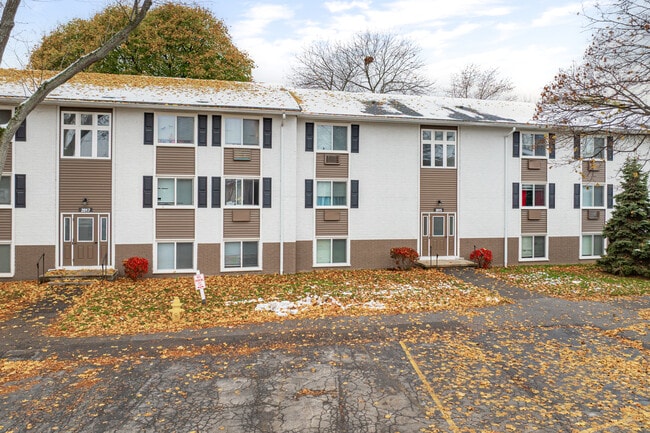 Wedgewood West in Rochester, NY - Building Photo - Building Photo