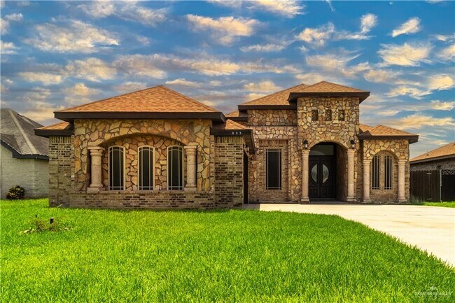 property at 905 Villa Del Prado